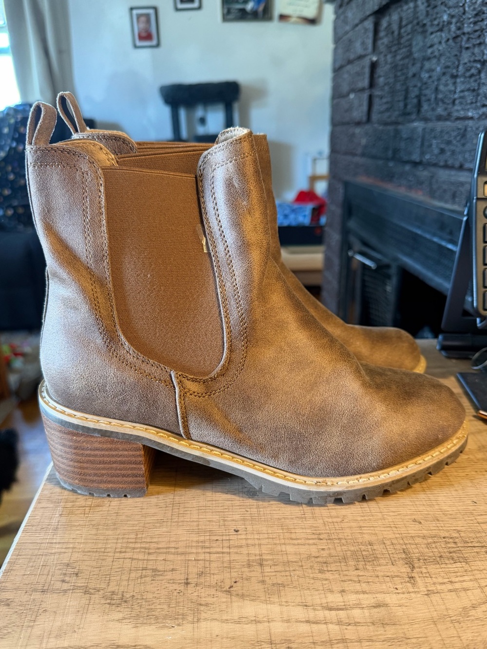 Camel corkys doohickey boot
Size 9